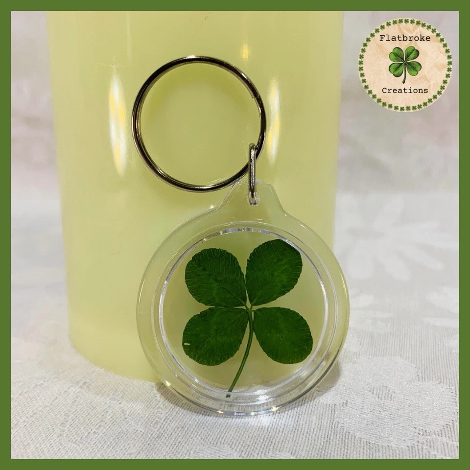 Llavero con dije de buena suerte con un trébol de trébol de cuatro hojas real Foto 2 de 4