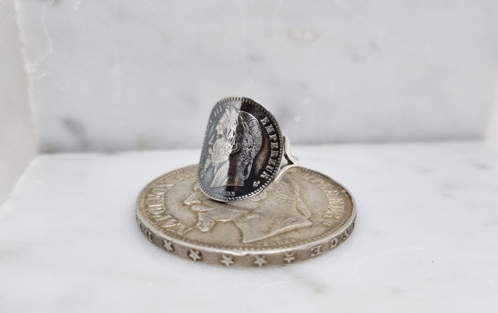 Bague pièce Napoléon III argent cintrée, finis les bijoux fragiles qui verdissent les doigts