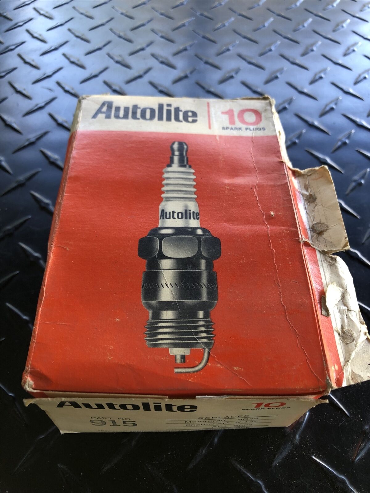 vintage Ford Autolite spark plugs number 915 box of 10
