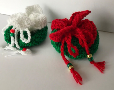 Handgefertigte fertige zwei gestrickte Blumenbeutel Weihnachtsfarben für Bits und Bobs