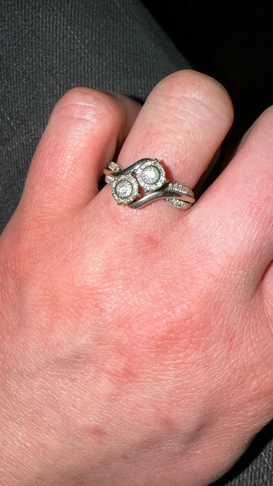 Anillo de compromiso de diamantes con halo de dos piedras de oro blanco de 10K, tamaño 7,25 Foto 2 de 2