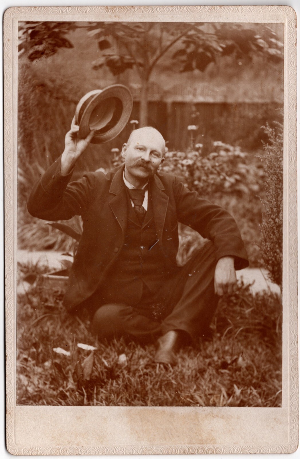 CIRCA 1890s CABINET CARD OLDER MAN IN SUIT SITTING OUTSIDE TIPPING HIS HAT