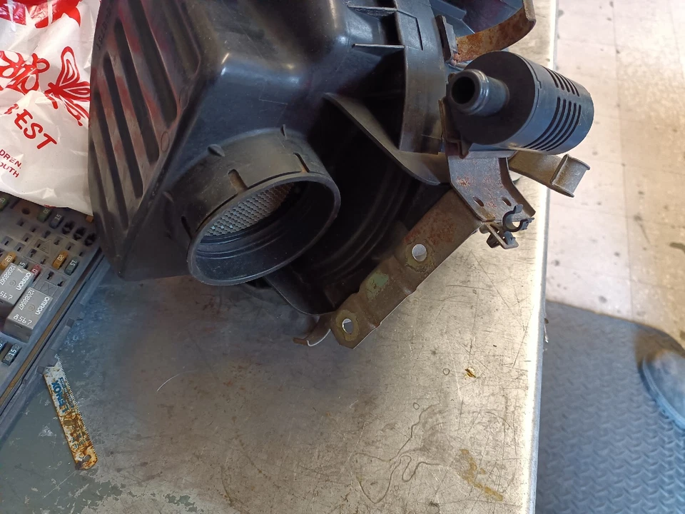 1989 ISUZU TROOPER 2.6 AIR CLEANER UPPER AND LOWER USED NOT NEW - Image 3 of 4