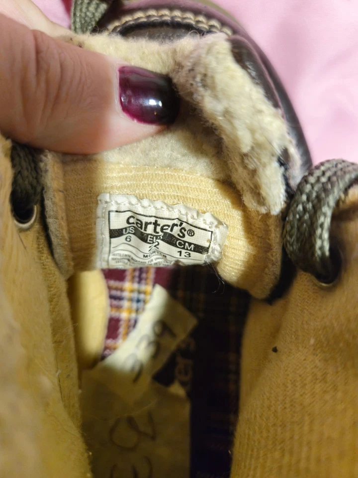 3 piezas de zapatos para niños pequeños. Talla 6. 1 Pr Baby Shark, 1pr vestido negro y 1 Pr botas Foto 4 de 4