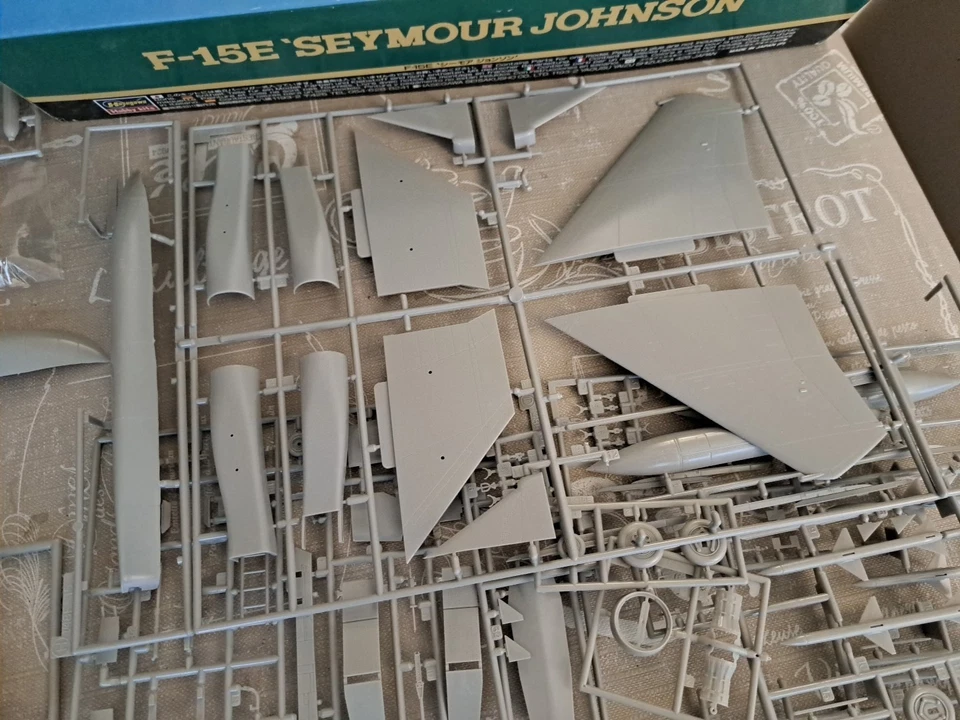 F-15E Eagle Seymour Johnson Hasegawa 1/48 + Extra Decal Sheet - Immagine 4 di 4