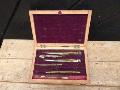 Frühe 1900er Messing Zeichenset / Zirkel Set im Holzetui .Muss poliert werden