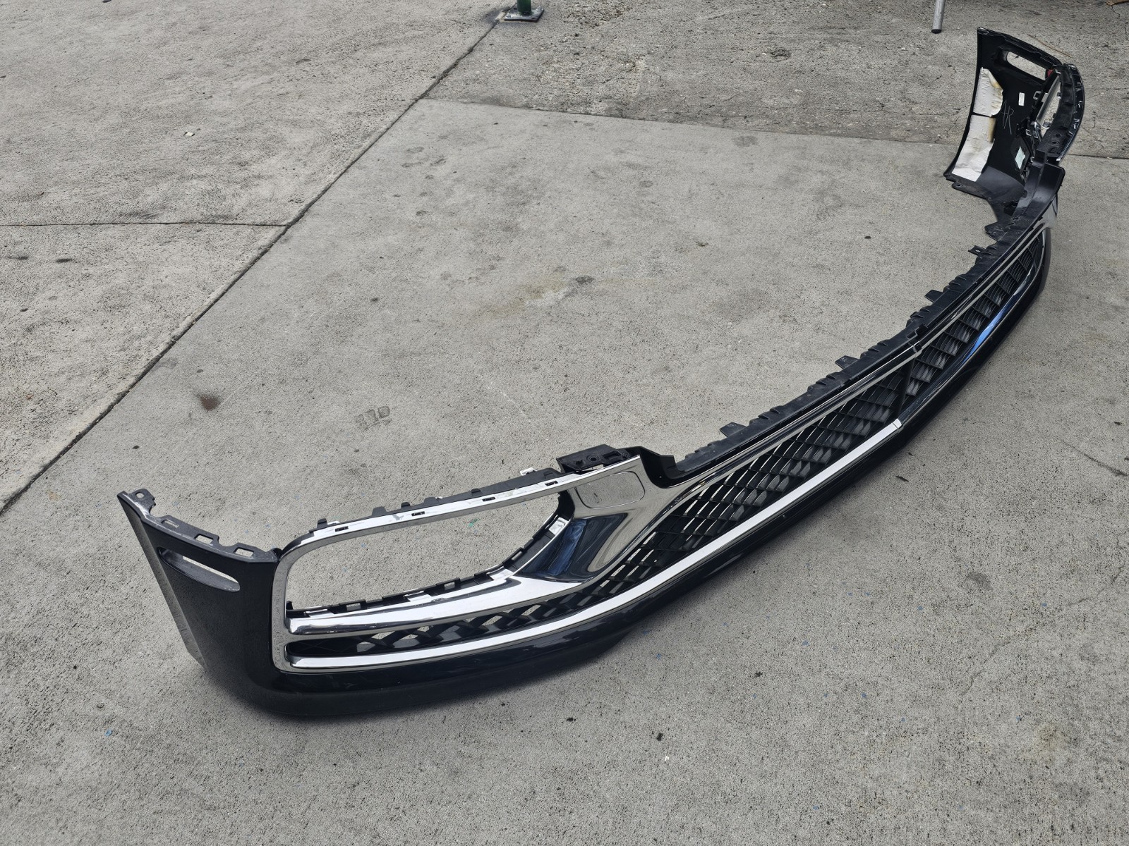 2020-2023 BENTLEY FLYING SPUR FRONT BUMPER W/LOWER GRILLS OEM USED (NO SHIPPING)
