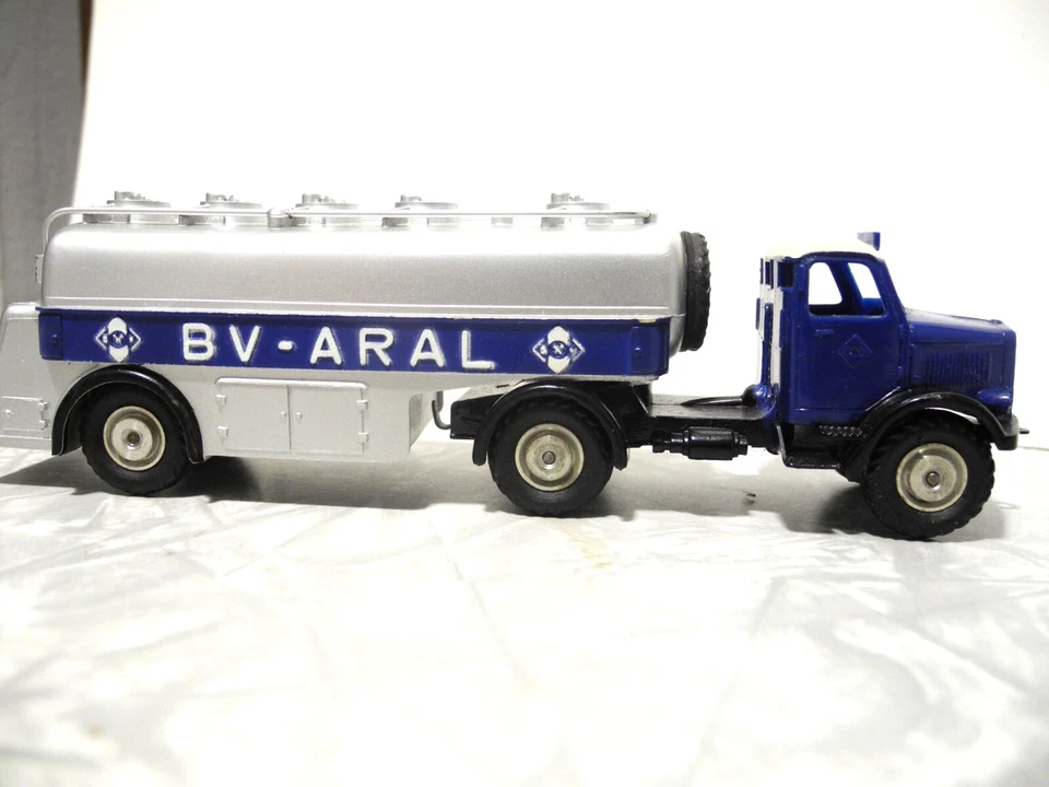 MARKLIN BV-ARAL TANKER TRUCK 5521/27 RARE THERMOPLASTIC TANK EXQUISITE MINT 1952 - Image 3 of 4