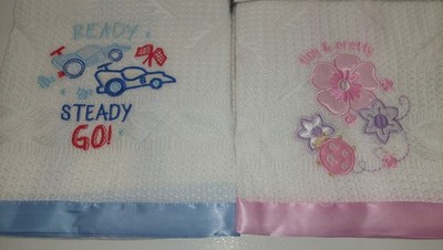 Baby Strick Shaw Decke bestickt Satinborte Kinderwagen Krippe rosa Bett blau 125x90