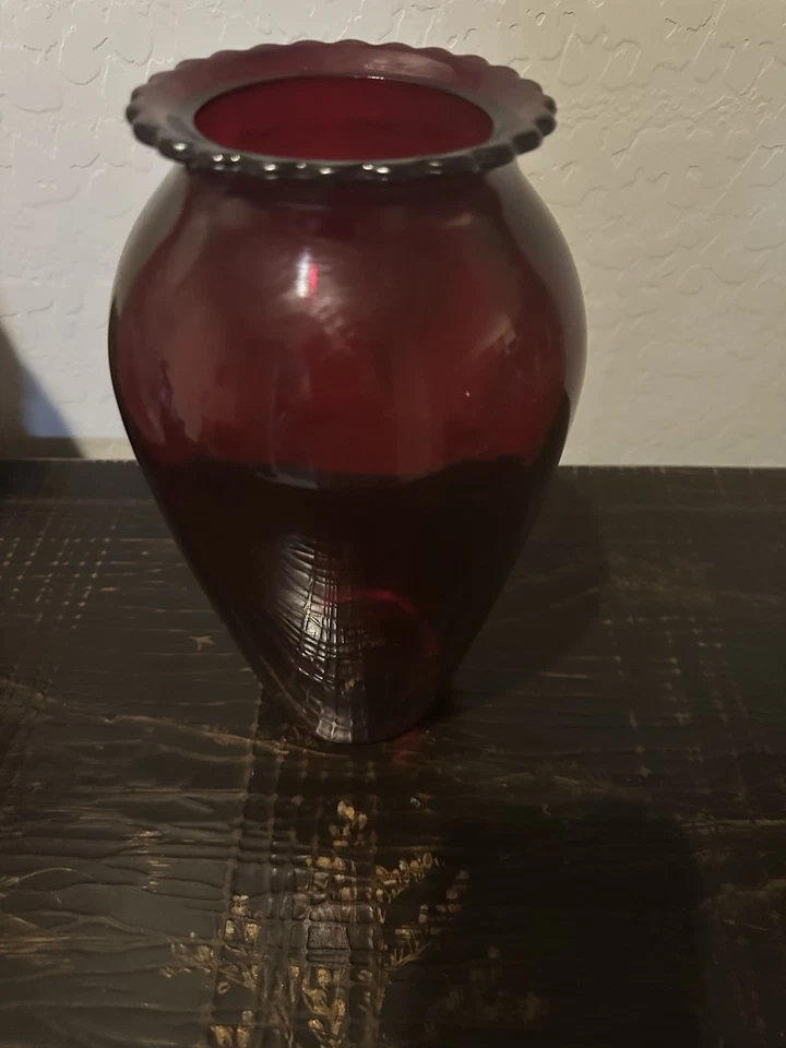 Anchor Hocking Royal Ruby Red 9" Scalloped Edge Vase Depression Glass - Image 2 of 3