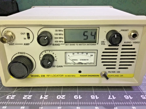 Radar Engineers Model 239 RFI Locator 50-800 MHz RF Interference Detector w/ Cas