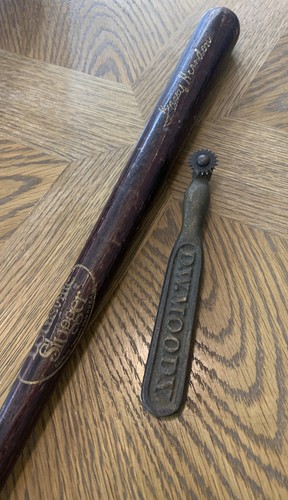 2- Vintage Items Incl Leather Stitch Marker Wheel Metal & Louisville Slugger Bat - Picture 3 of 8