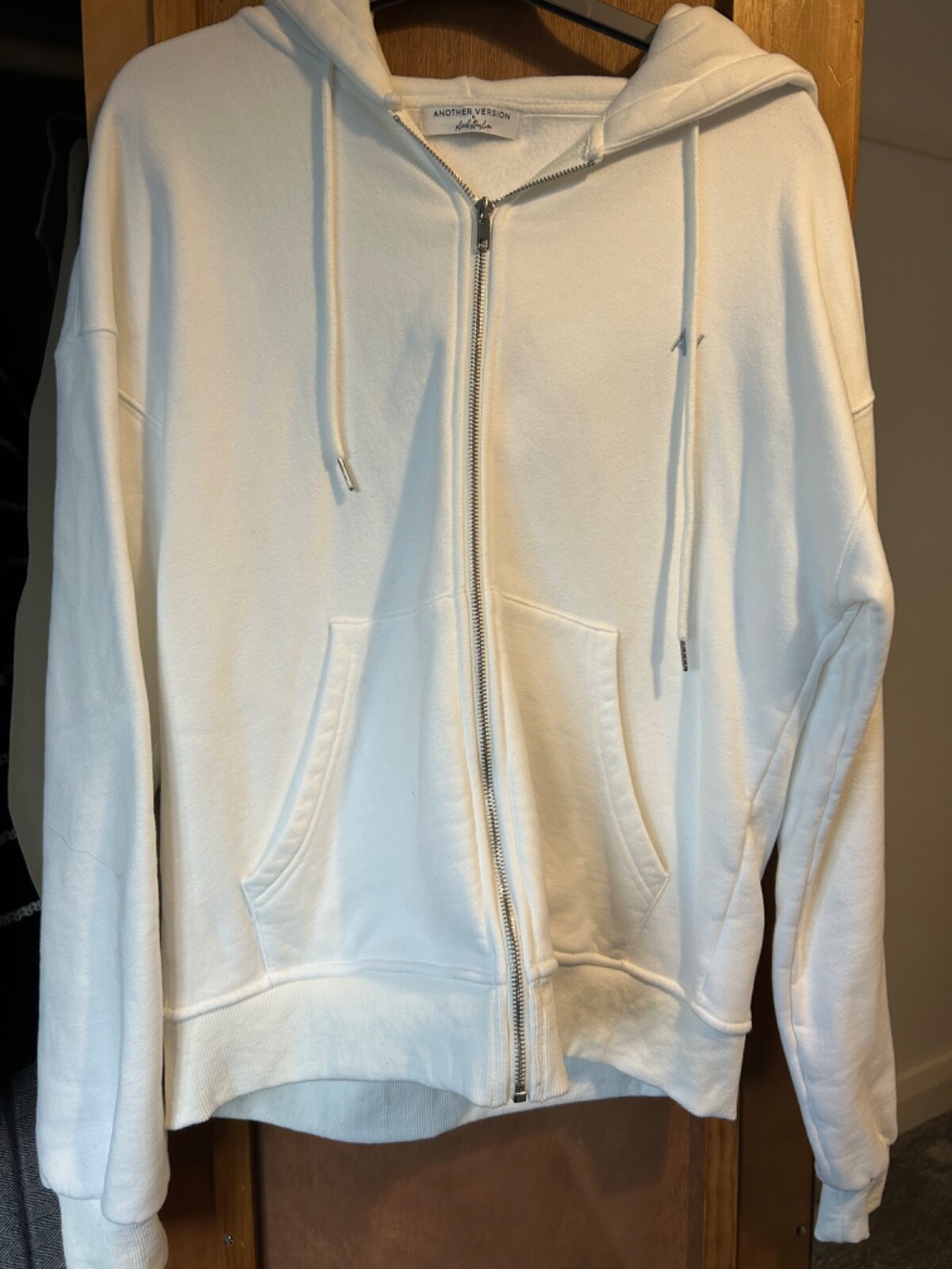 otra versión sudadera con capucha, talla L, excelente estado, nunca usada. Sin etiquetas