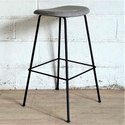 PAAR MUUTO Fibre Barhocker grau schwarz Dänemark Essseite Bistro dänisch