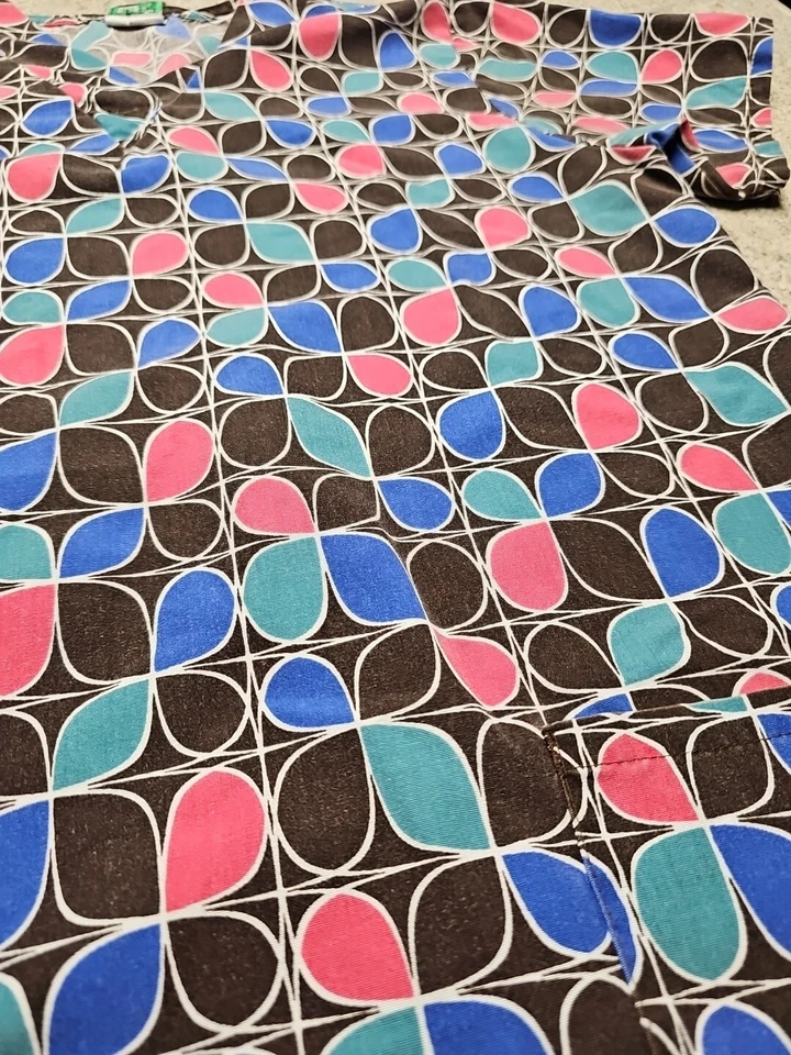 Женский скраб-топ с геометрическим принтом WS Brown Gear - Изображение 2 из 4