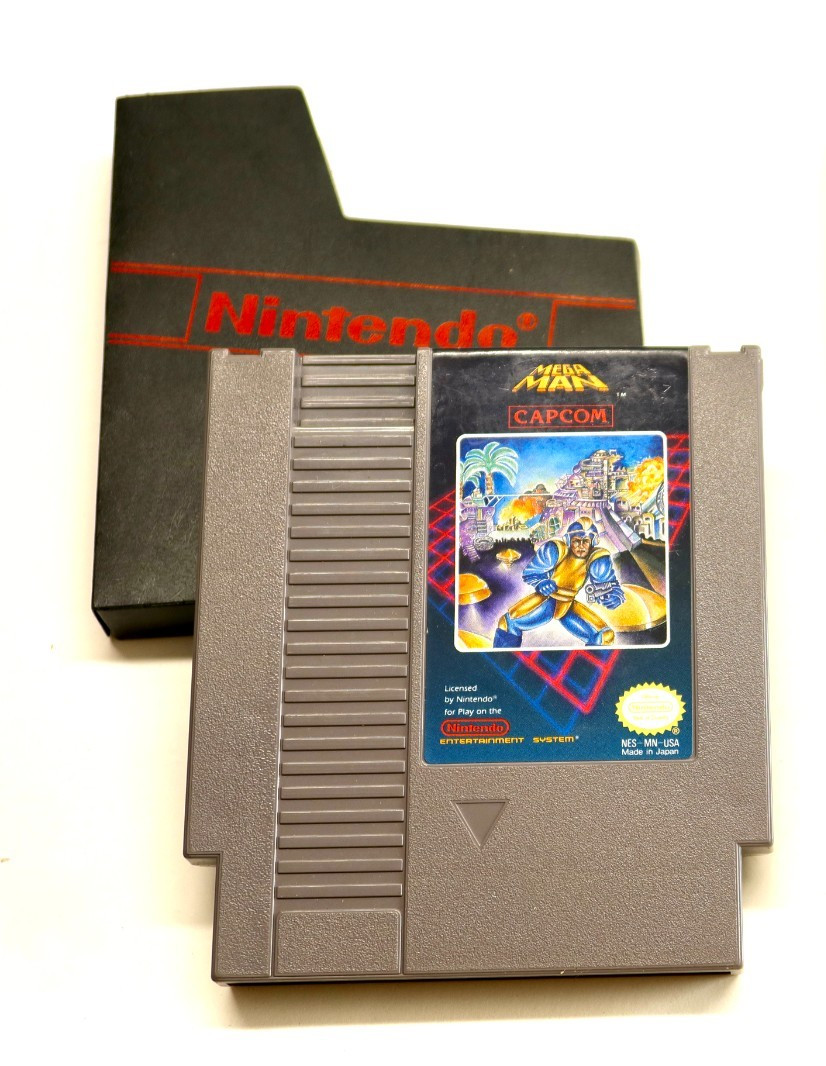Mega Man Nintendo NES Capcom 1987 3-Screw with Official Nintendo Dust Cover