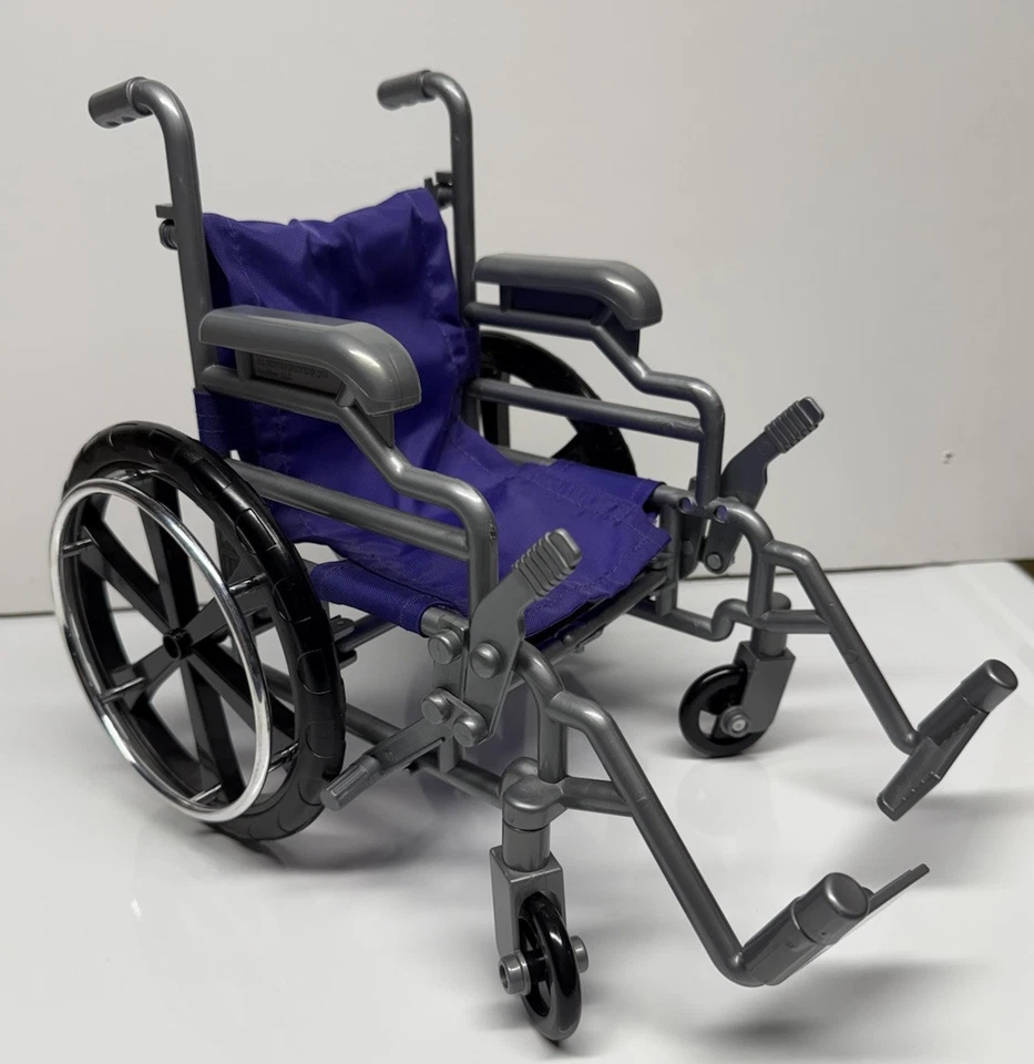 Silla de ruedas para muñeca de 18", muletas, pierna y brazo fundido - PRECIO REDUCIDO Foto 3 de 4