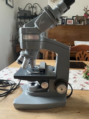 Amerikanisches optisches Mikroskop mit Hund Objektiven x10, x20, x40, x63