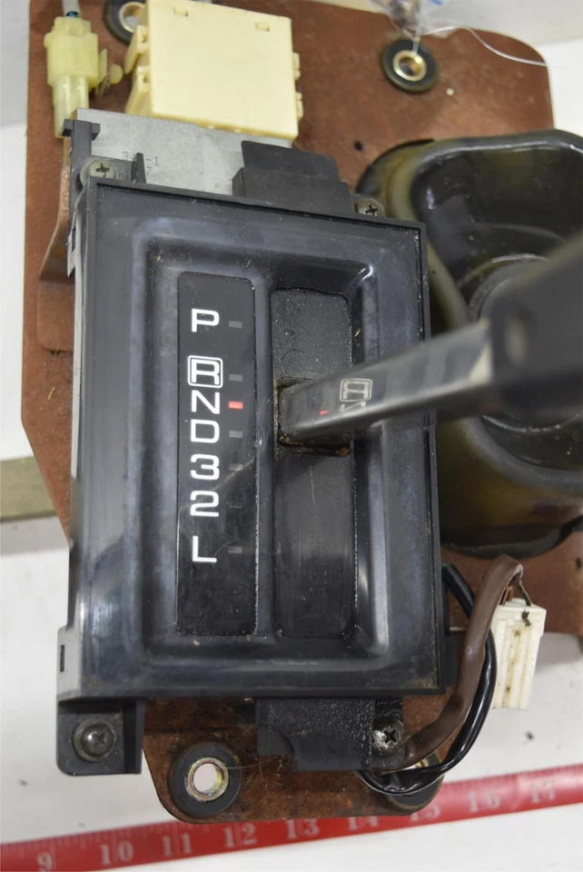 1997 97 Isuzu Trooper Shifter Assembly Automatic Transmission Gear Select OEM  - Image 3 of 4