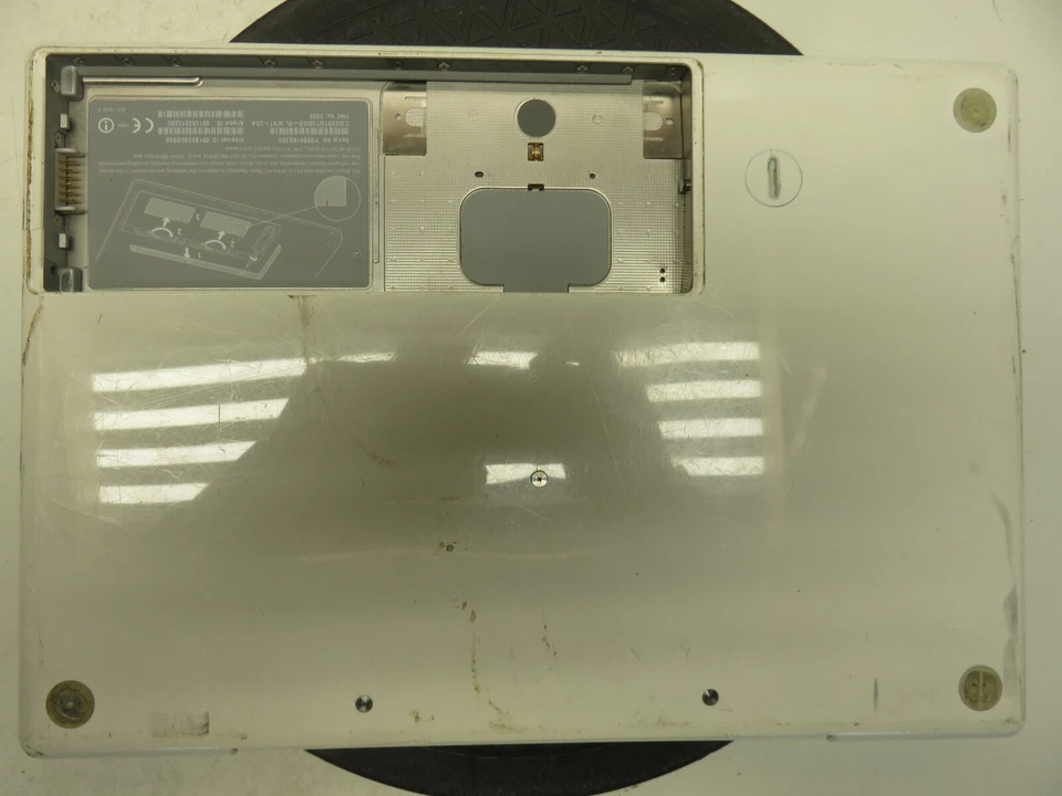 Apple MacBook A1181 13.3 Laptop Intel Core 2 Duo 2.2 GHz 1 GB NO HDD NO BAT - Image 3 of 4