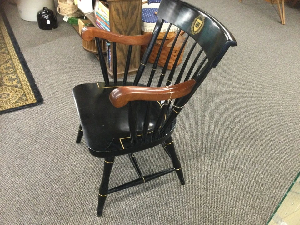 Silla Windsor Nichols & Stone con sello de la universidad de Yale Foto 2 de 4