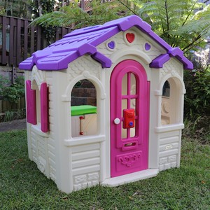 kids plastic cubby house