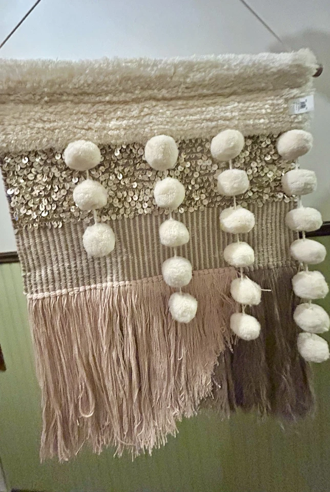 Franja de tapeçaria tecido pendurado na parede infantil celeiro de cerâmica West Elm - Imagem 2 de 4