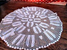 Vintage 28" Round Table Topper Doily Handmade Crochet Lace Leaves Pattern