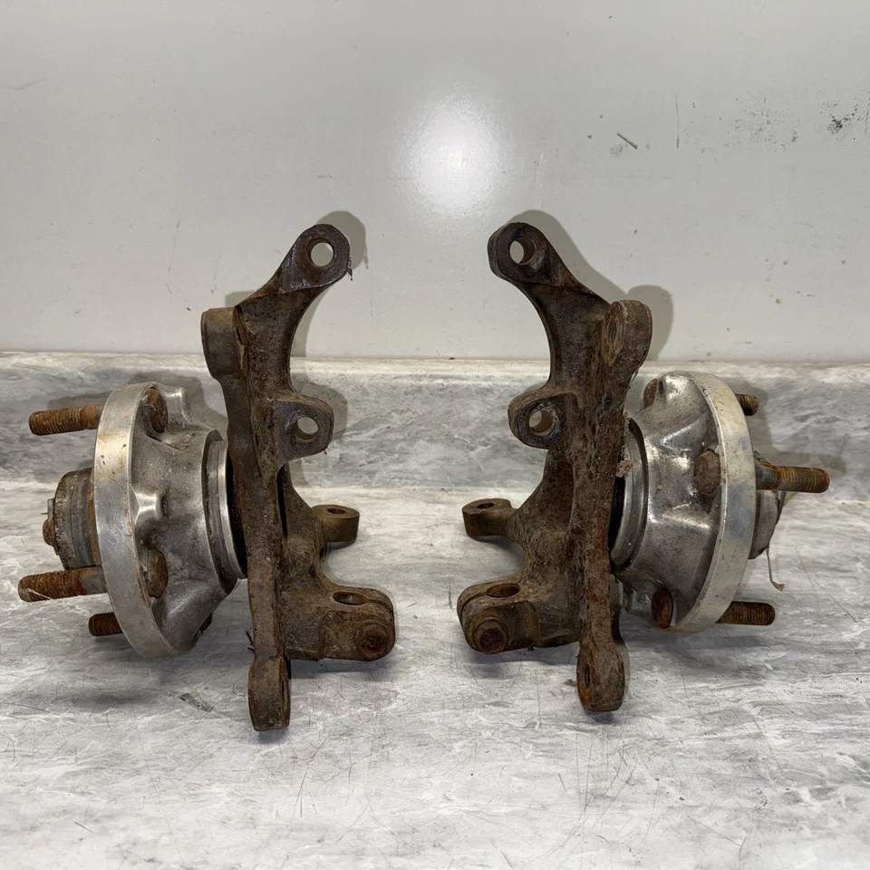 🥇86-87 MAZDA RX7 NON TURBO 4 LUG FRONT L/R SPINDLE KNUCKLES WHEEL HUB OEM Foto 2 de 4
