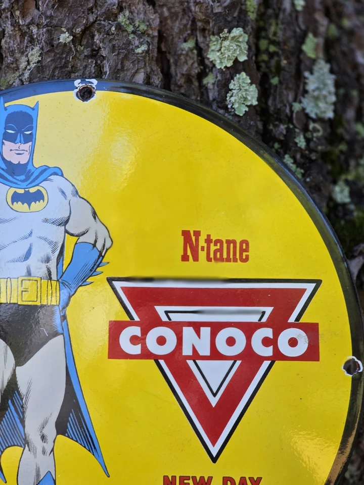 Letrero vintage de porcelana de gasolina Conoco - Batman DC Comics letrero de bomba de gasolina 12" Foto 2 de 4