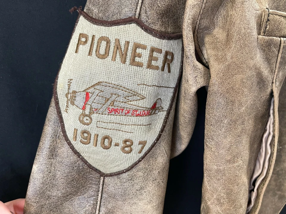 Chaqueta de aviador The Flight Club de colección de cuero para mujer mediana Pioneer 1910-87 parche Foto 2 de 4