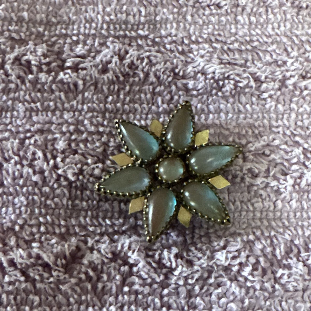 Saphiret brooch best sale