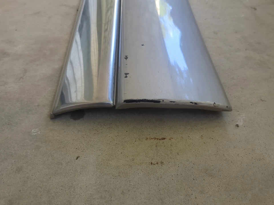 00-06 GMC Yukon XL Passenger Front Side Molding Exterior door Trim - Silver - Image 3 of 4