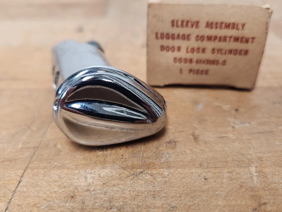 Nuevo de Lote Original 1960 1961 Ford Falcon Trunk Lock Cyl Carcasa con Cubierta C0DB-64443603-C NUEVO Foto 2 de 4