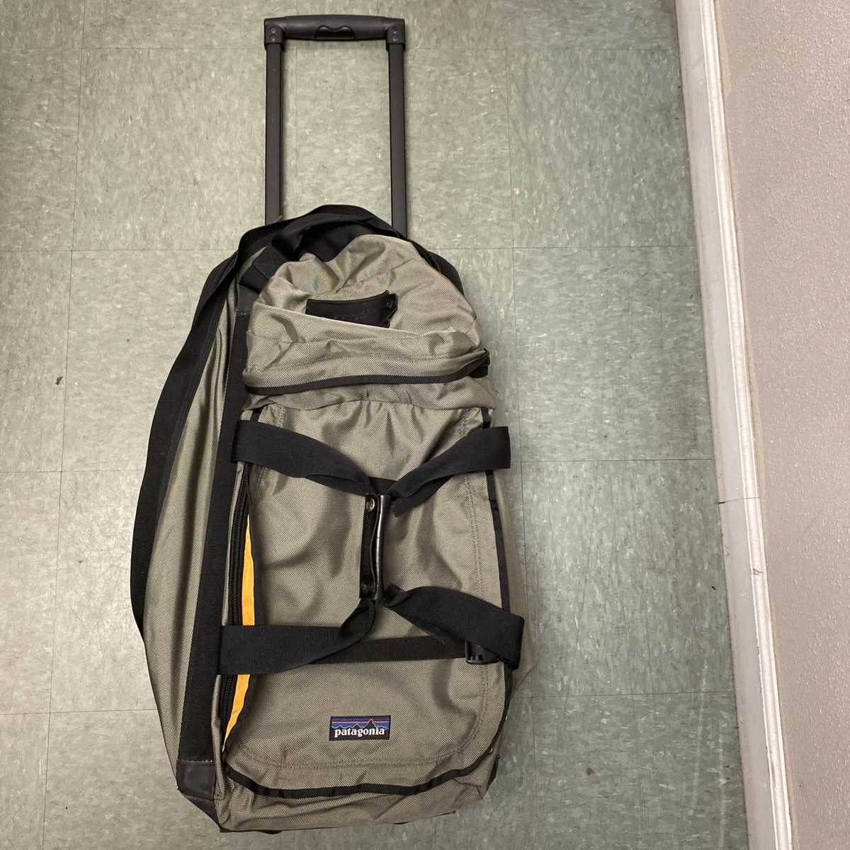 duffel bag travel Vera Bradley Outlet XL in Reflecting Lily Pads body style. Louis Vuitton Monogram Montsouris Rave Essentials Color:Raven