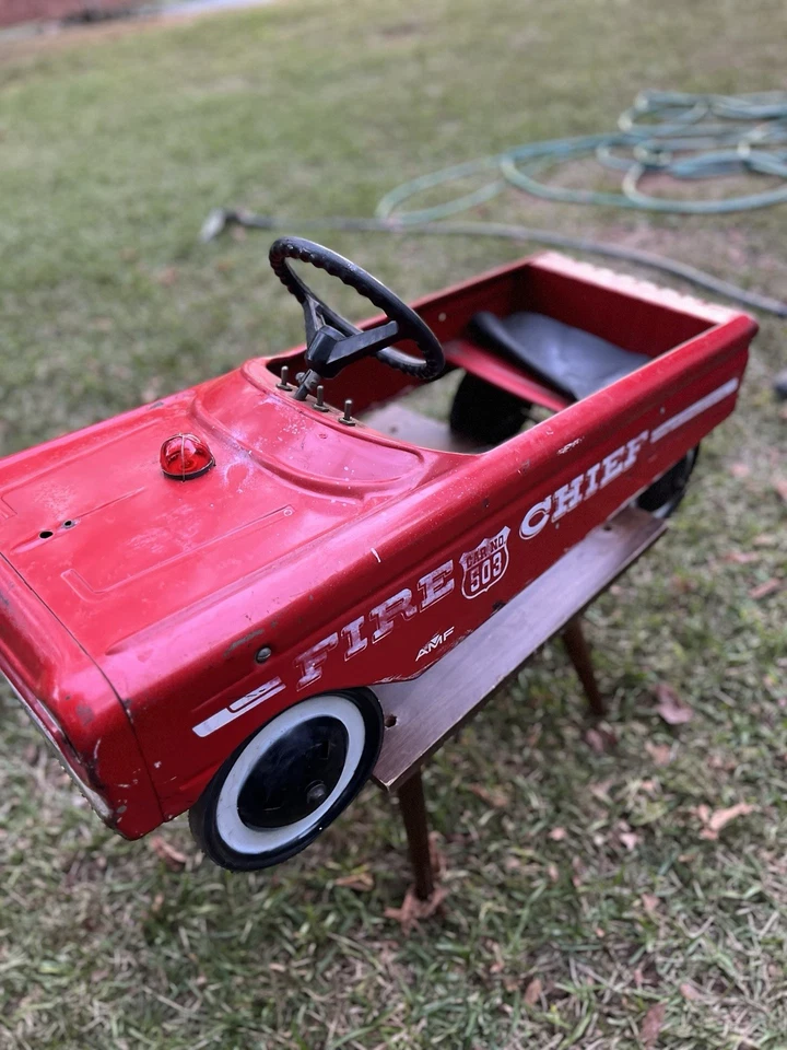Carro de brinquedo da década de 1950.  Caminhão de bombeiros - Imagem 3 de 4