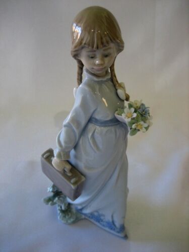 LLADRO 7604 SCHOOL DAYS 1988 COLLECTORS SOCIETY GLOSSY PORCELAIN FIGURINE