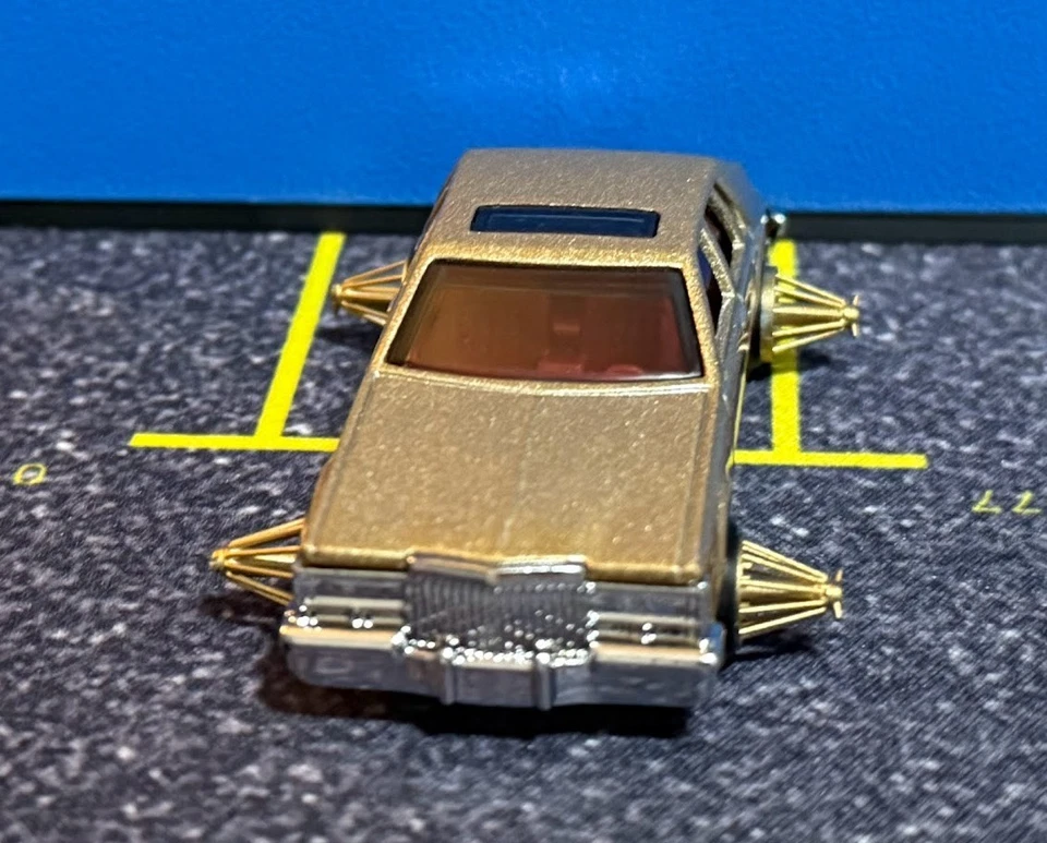 定制金色凯迪拉克 SeVille Lowrider Swangas 适用于 Swangin 钢丝车轮 1/64 — 第 3/4 张图片