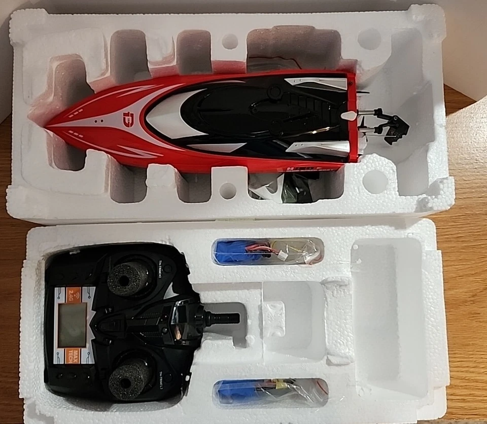 DEERC H120 Racing Boat High Speed 2.4G Remote Control w/ LCD Screen Ages 14+ - Image 2 of 4