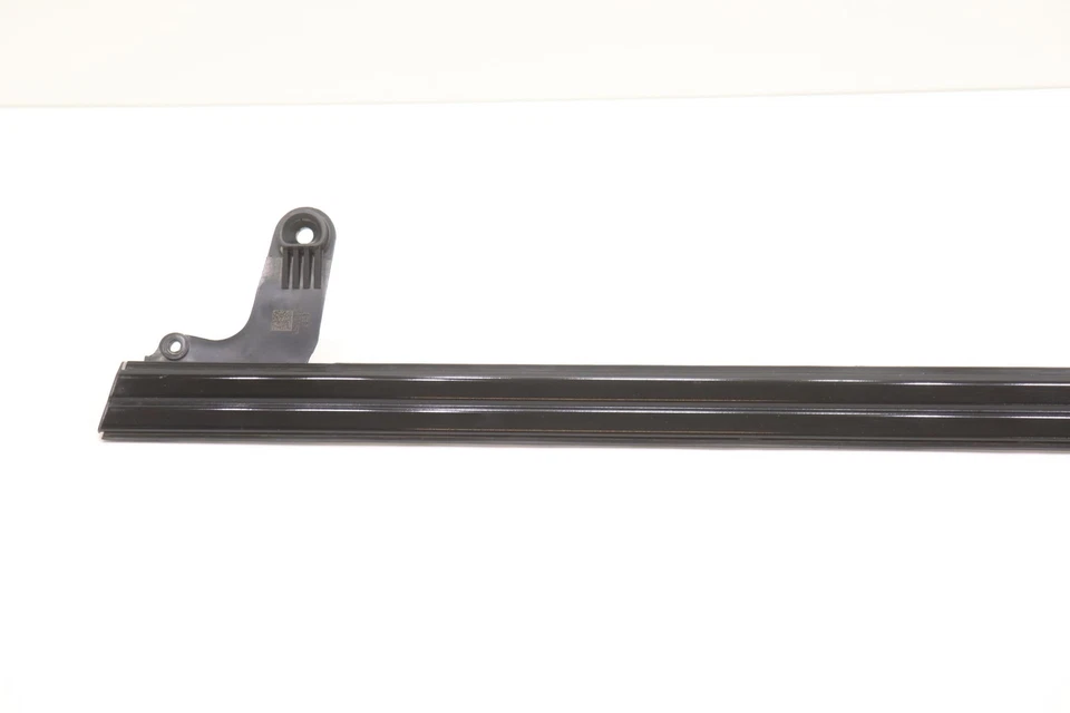 Chevrolet Suburban 2021-2024 cuarto lado derecho moldura superior OEM 86810268 Foto 2 de 4