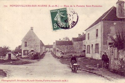 CPA 77 ca. Provins Coulommiers HONDEVILLIERS Place de la Fontaine. geschrieben 1903