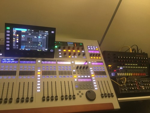 Behringer RD-8 Rhythm Designer Analog Drum Machine with 64-Step