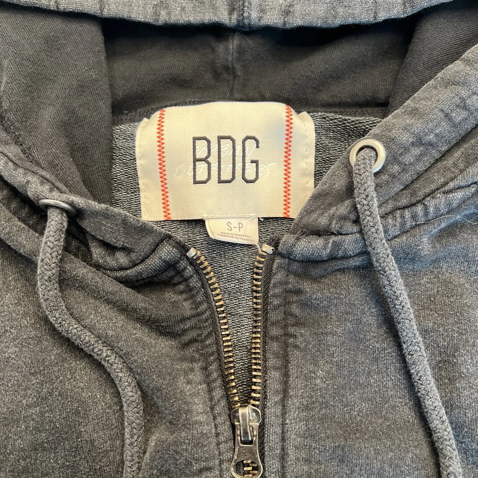 Recortado lavado para hombre talla pequeña cremallera BDG Urban Outfitters gris oscuro Foto 3 de 3