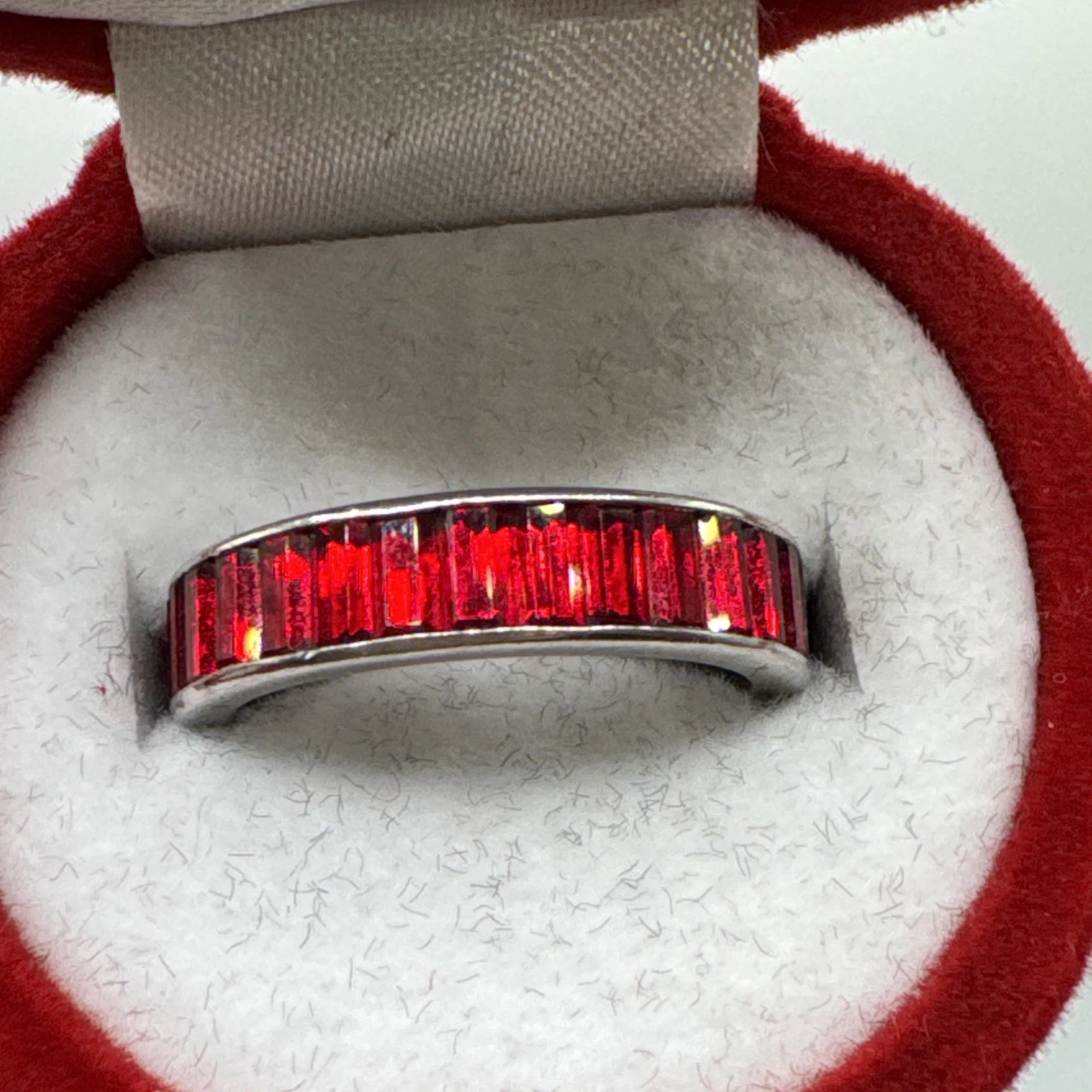 Bague vintage fantaisie argenté avec pierres rouge. Taille 51/52.
