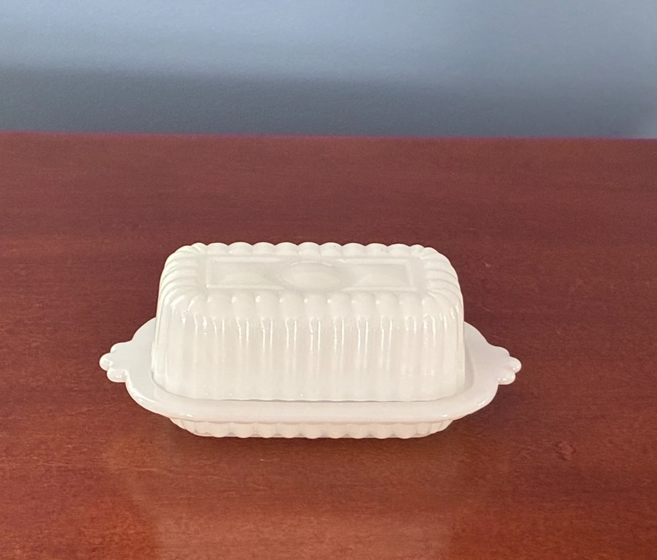 VINTAGE 1950s MILK GLASS 1/2 STICK RIBBED BUTTER DISH WITH LID HAZEL ATLAS? EUC