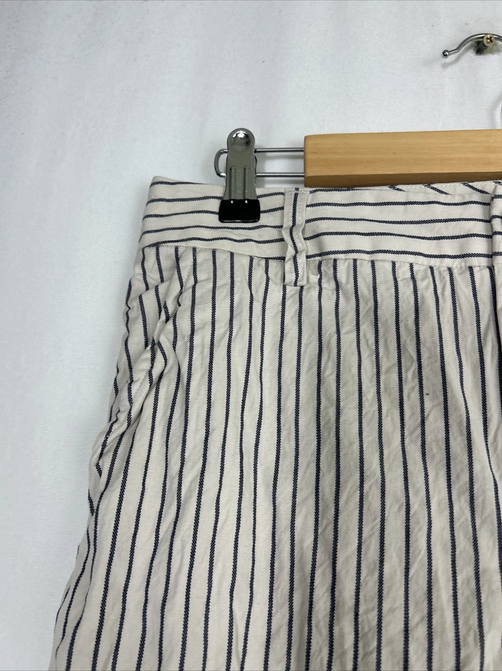 Pantalones cortos de tiro alto Cabi Style 5316 Tick Tock blancos azules a rayas para mujer talla 6” Foto 4 de 4