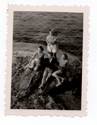B253 Altes Foto Schnappschuss Gruppe am Meer Komposition zu 4....1950