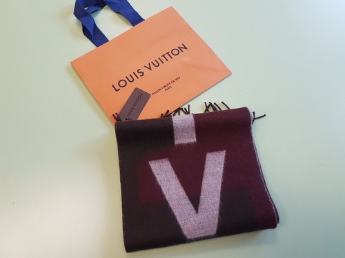 AUTÉNTICA BUFANDA DE CIRUELA LOUIS V NUEVA CON R.P. £ 450 ¡RARO! |