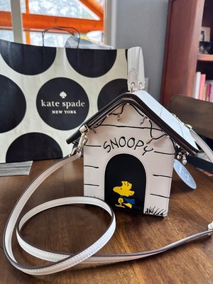kate spadeピーナッツ 3D ドッグ クロスボディ Kate Spade X Peanuts Snoopy 3D Dog House Crossbody Novelty Purse