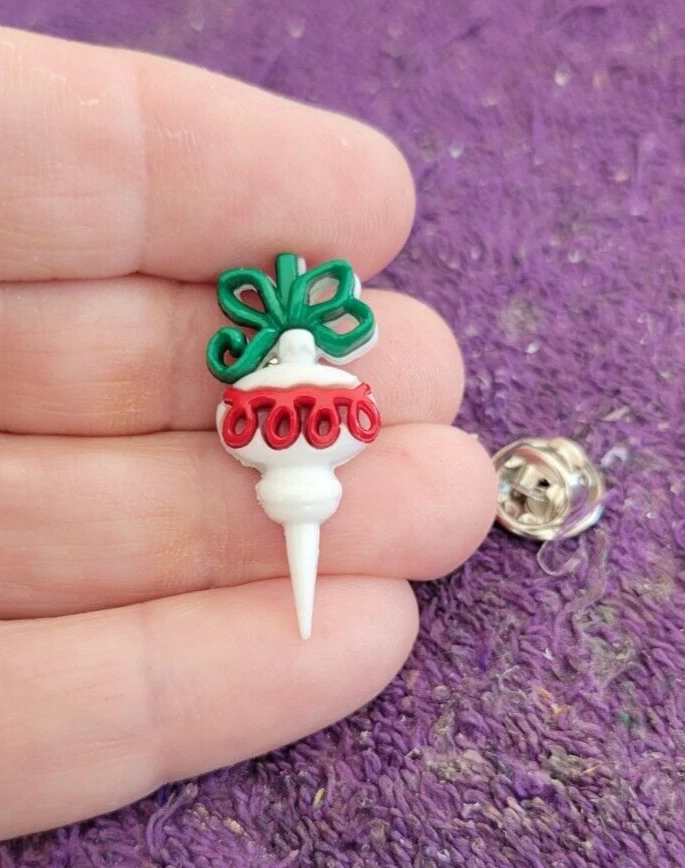 ^ Adorno de árbol de Navidad rojo glaseado corbata tachuela solapa prendedor - ¡Perfecto para la temporada! Foto 2 de 4